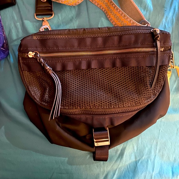 LULUEMON ATHLETIC OVER SIZED FANNY